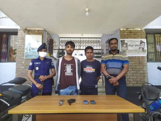 খোকসায় আগ্নেয়াস্ত্র সহ ২ জন মোটরসাইকেল ছিনতাইকারী আটক