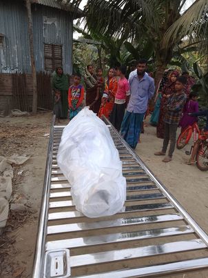 ছেলের বউকে দিনে বিয়ে করে রাতে নিলেন গলায় ফাঁস।