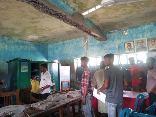 রাঙ্গাবালী'তে স্কুলের ভীম ধসে পড়ায় আতঙ্কে শিক্ষক শিক্ষার্থী