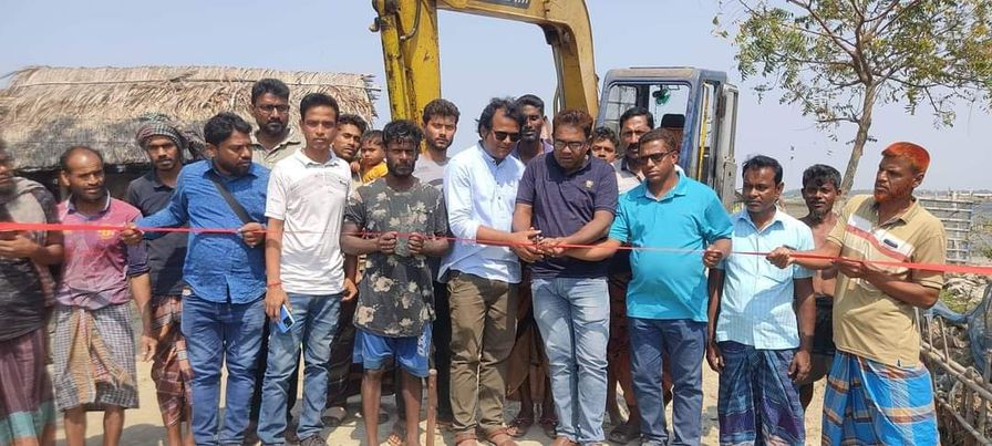 খুলনার পাইকগাছার লস্কর ইউনিয়নের জনগুরুত্বপূর্ণ খাল খননে ; স্বস্তিতে এলাকাবাসী