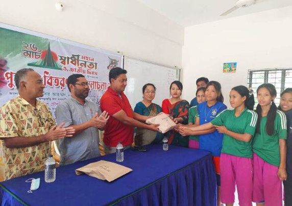খাগড়াছড়ি আদর্শ উচ্চ বিদ্যালয়ে স্বাধীনতা দিবস উপলক্ষে আলোচনা সভা ও পুরষ্কার বিতরণ