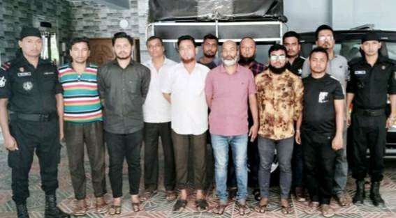 নোয়াখালীর পাসপোর্ট অফিস থেকে ১১ দালালকে আটক করেছে র‌্যাব 