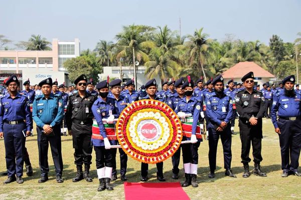 কর্তব্যরত অবস্থায় জীবন উৎসর্গকারী পুলিশ সদস্যদের প্রতি পুলিশ সুপারের শ্রদ্ধা নিবেদন 