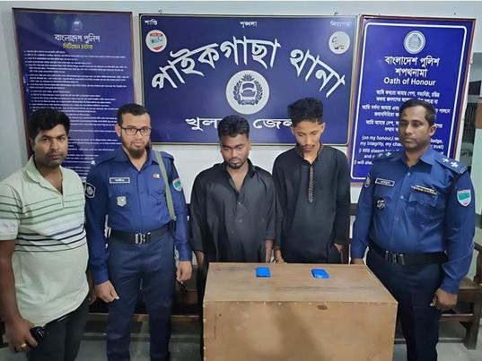 খুলনার পাইকগাছায় ৩০০'শ পিস ইয়াবা'সহ আটক (২) 