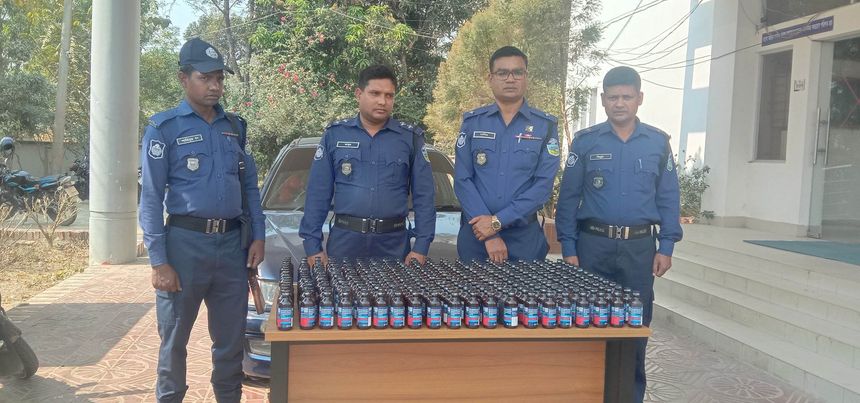 শেরপুরের ঝিনাইগাতীতে তিনশত বোতল ভারতীয় ফেনসিডিল সহ প্রাইভেটকার আটক: 