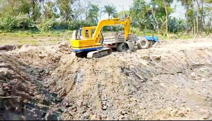 বামনায় ইটভাটার কাজে ধ্বংস হচ্ছে বন্যা রক্ষা বাঁধ