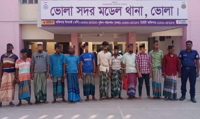 ভোলায় পুলিশি অভিযানে ১২ জুয়াড়ি আটক; তাস ও নগদ টাকা উদ্ধার।