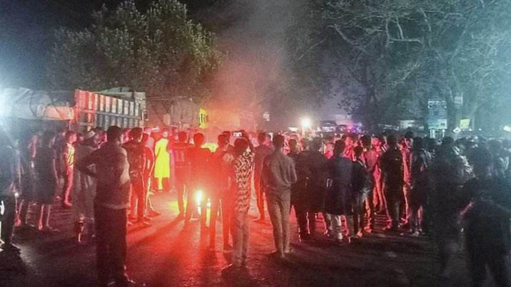 ইবি বিশ্ববিদ্যালয়ের শিক্ষার্থীকে মারধরের ঘটনায় মহাসড়ক অবরোধ 