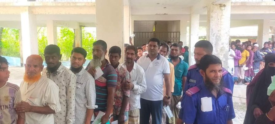 ভোলা সদর ১১ নং ভেদুরিয়া ইউনিয়ন পরিষদে সরকার ঘোষিত কর্ম বিরতি হীন জেলেদের জন্য চাউল বিতরণ করছেন জনপ্রিয় চেয়ারম্যান জনাব মোঃ মোস্তফা কামাল মাস্টার। 
