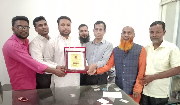 পোল্ট্রিশিল্পে বিশেষ অবদানের জন্য সংবর্ধনা পেল সখীপুরের নাজমুল হুদা মাস্টার