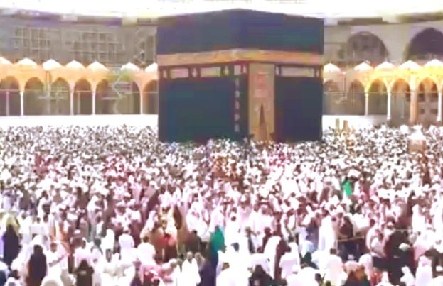 এবার হজযাত্রীদের বিমান ভাড়া কমানোর নির্দেশ দিয়েছেন সরকার। 
