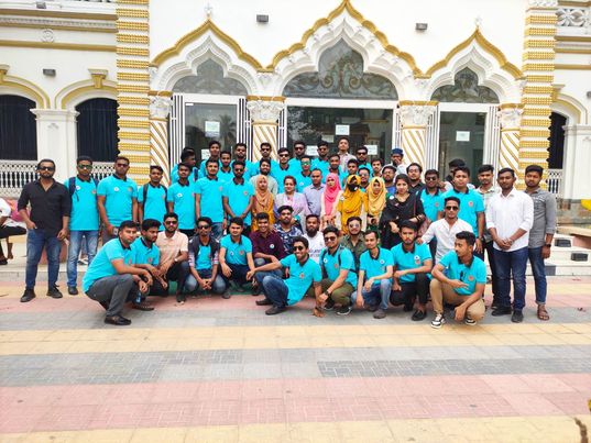 ম‌হেরা জ‌মি‌দার বা‌ড়ি‌তে সোহরাওয়ার্দী ক‌লেজ রাষ্ট্রবিজ্ঞা‌ন প‌রিবার
