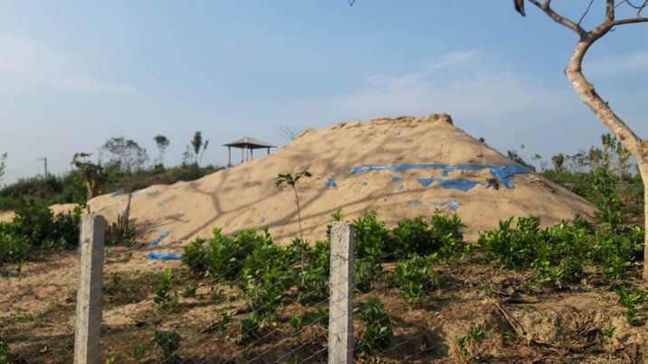 চকোরিয়ার বমুবিলছড়ি এখন বালু খেকুদের দখলে।