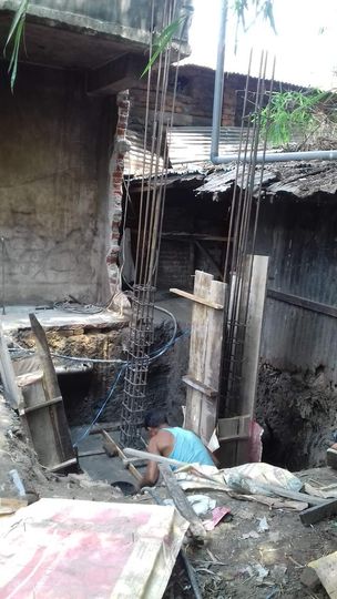 লামা বাজার ফান্ডের পুকুর অরক্ষিত। 