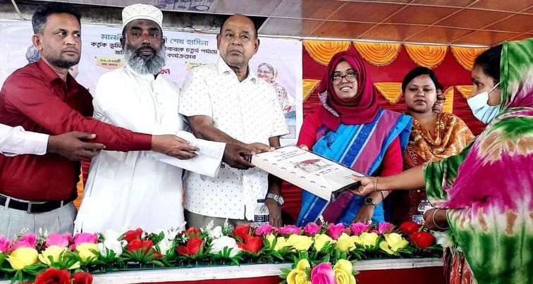 চিতলমারীতে ভূমি সহ মাথা গোজার জন্য নুতন ঘর পেয়ে গৃহহীনদের মুখে হাসি। চিতলমারীতে ভূমি সহ মাথা গোজার জন্য নুতন ঘর পেয়ে গৃহহীনদের মুখে হাসি। 