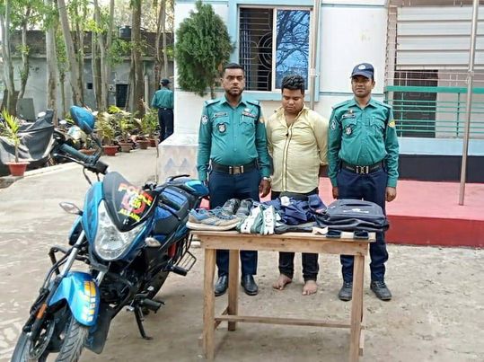 গাড়ি থামিয়ে চাঁদাবাজিকালে এক ভুয়া পুলিশ গ্রেফতার