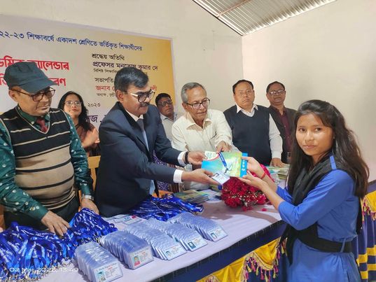 ঠাকুরগাঁওয়ের ভূল্লী কলেজে নতুন শিহ্মার্থীদের মাঝে আইডিকার্ড বিতরণ 