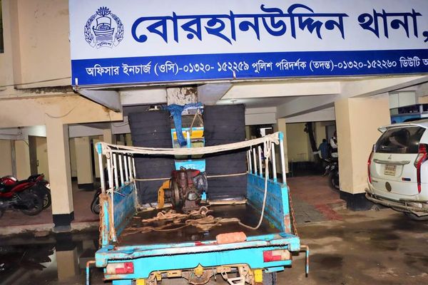 ভোলার বোরহানউদ্দিনে পিকআপ গাড়িতে উচ্চস্বরে সাউন্ড বক্স বাজিয়ে নাচানাচি; ২২ কিশোরকে সতর্ক এবং গাড়ি আটক