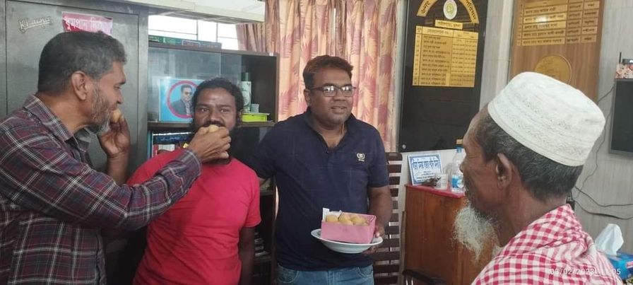 খুলনার পাইকগাছায় লস্কর ইউনিয়নে উভয় ধর্মের মধ্যে সম্প্রীতির বন্ধনে আবদ্ধ করলেন-চেয়ারম্যান তুহিন