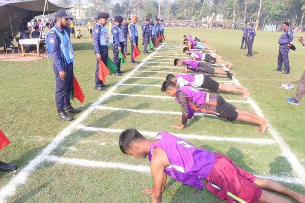 নোয়াখালীতে পুলিশ কনস্টেবল টিআরসি পদে নিয়োগের ২য় দিন 