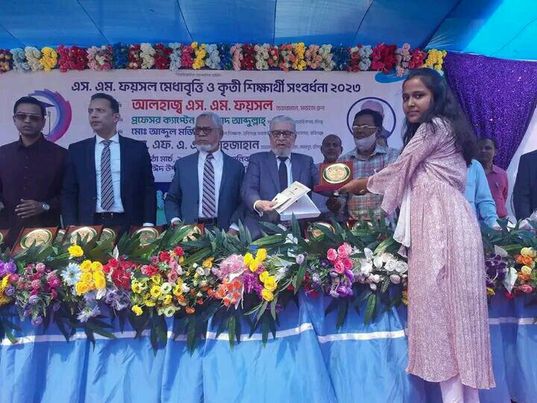 মাধপুরের এস এম ফয়সল মেধাবৃত্তী ও কৃতি ও শিক্ষার্থীদের সংবর্ধনা প্রধান 