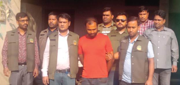 গাজীপুরে বিপুল পরিমাণ শাড়ি-শার্ট চোরাই ভারতীয় পণ্যের সহ গ্রেফতার-১