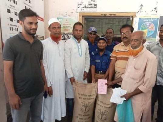 পাইকগাছার চাঁদখালী ইউনিয়নে সুবিধাবোঞ্চিতদের মাঝে চাউল বিতরণ।