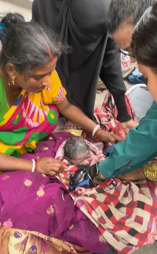 'সার্জেন্ট মোর্শেদার সহায়তায় রাস্তাতেই সন্তান জন্ম দিলেন একজন মা' (ঢাকা জেলার সাংবাদিক মো:মাহফুজুর রহমান ) 