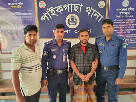 খুলনার পাইকগাছায় ৪০পিস ইয়াবাসহ গ্রেফতার (১) 