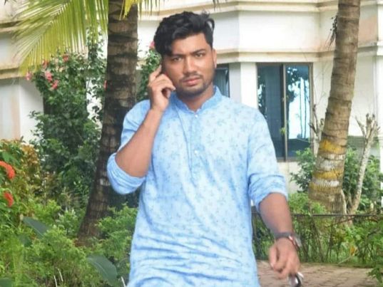 প্রথমে কৌশলে প্রেমের সম্পর্ক তৈরি, তারপর বিয়ের প্রলোভন দেখিয়ে বিভিন্ন আবাসিক হোটেলে নিয়ে গিয়ে শারিরীক সম্পর্ক করে আত্বসত্তা করা। 