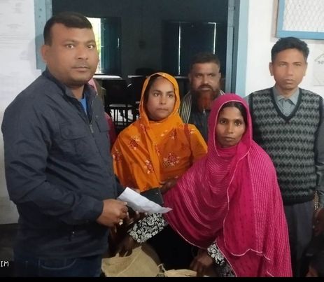 ঠাকুরগাঁওয়ে হতদরিদ্রদের মাঝে ভি জি ডির চাল বিতরন 