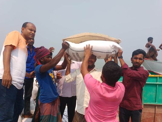 রাঙ্গাবালীতে জেলেদের মাঝে চাল বিতরণ