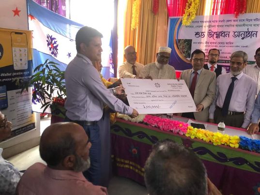 সাপাহারে আমচাষীদর মাঝে সহজ শর্তে সোনালী ব্যাংকের ঋণ বিতরণ