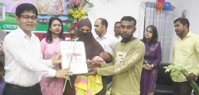 মেহেরপুরে ভুমিহীন ও গৃহহীনদের মাঝে ঘরের কাগজপত্র ও চাবি হস্তান্তর