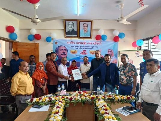 মাননীয় প্রধানমন্ত্রী শেখ হাসিনা কর্তৃক ভূমিহীন – গৃহহীন পরিবারকে চতুর্থ পর্যায়ে জমি ও গৃহ হস্তান্তর কার্যক্রমের শুভ উদ্ধোধন 