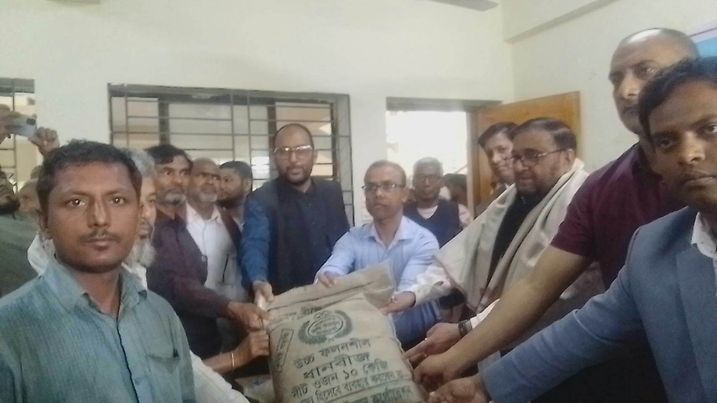 ক্ষুদ্র ও প্রান্তিক কৃষকদের মাঝে বিনামূল্যে সার, ধান ও পাট বীজ বিতরণ 