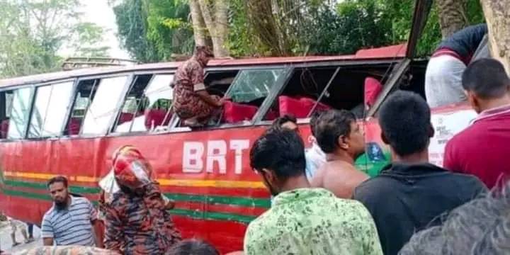 বিআরটিসির একটি বাস নিয়ন্ত্রণ হারিয়ে নিহত ২ আহত ১0 