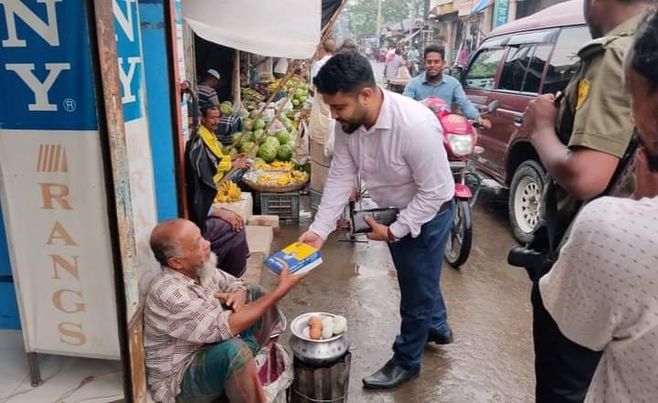 ইফতার নিয়ে পথেঘাটে কুমারখালীর ইউএনও বিতান কুমার মন্ডল