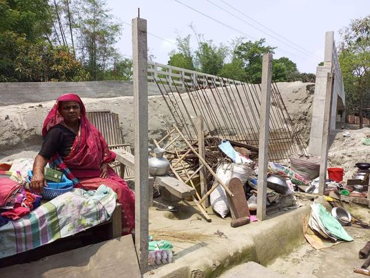 দোহারে ব্রীজ নির্মাণে ঠিকাদারের বিরুদ্ধে বসতঘর ভেঙ্গে দেওয়ার অভিযোগ