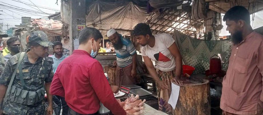 পাইকগাছার কপিলমুনি'তে ভোক্তা অধিকার আইনে অভিযানের মাধ্যমে জরিমানা আদায় 