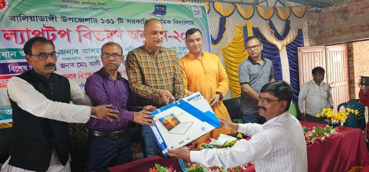 বালিয়াডাঙ্গীতে ১৩১ টি সরকারি প্রাথমিক বিদ্যালয়ের মাঝে ল্যাপটপ বিতরণ