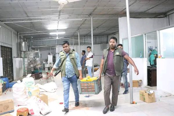 জিএমপি কর্তৃক বিপুল পরিমাণ ভেজাল ও নকল শিশু খাদ্য এবং পানীয় উদ্ধার এবং চক্রের ১০ জন গ্রেপ্তার। 