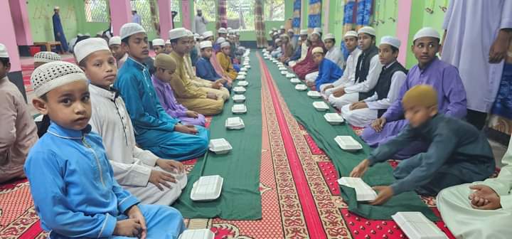 আওয়ামী লীগকে সু-সংঘটিত করার লক্ষ্যে মতবিনিময় এবং অসহায় ও এতিমদের মাঝে ইফতার সামগ্রী বিতরণ করেন :এমপি পুত্র সুজন 