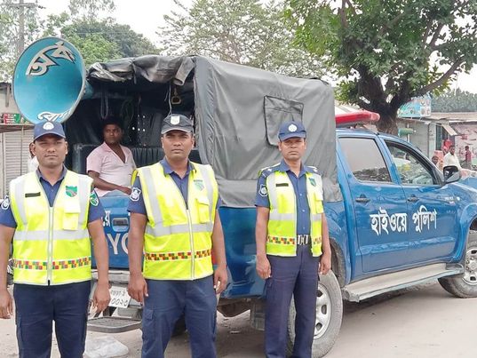 মহাসড়কে দূর্ঘটনা রোধে হাইওয়ে পুলিশের প্রচারনা অব্যাহত। 