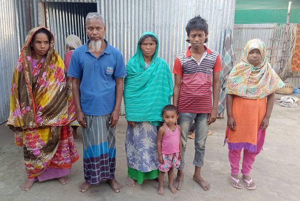 লালমনিরহাটে এক পরিবারে সাত প্রতিবন্ধী-দোতারাতে চলে সংসার! 