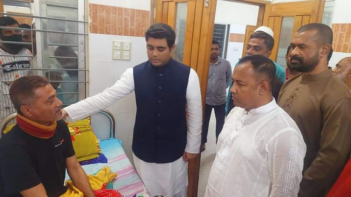 ভোলায় অসুস্থ ইউপি সদস্য কে দেখতে হাসপাতালে ড.শান্ত।