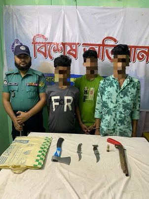 আগ্নিয়াস্র ও কার্তুজ সহ ০৩ জন ডাকাতকে গ্রেফতার করেছে বাকলিয়া থানা পুলিশ। 