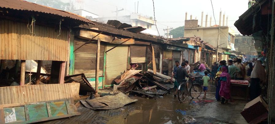 নোয়াখালী সদর উদয় সাধুর হাট ব্যাংক রোড এবং তরকারি গলিতে আগুন