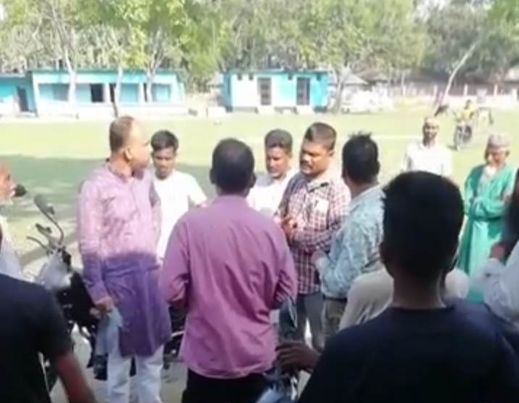 লালমনিরহাটে টিসিবি পন্য বিতরনে অনিয়মের অভিযোগ, সমস্যা নিরসনে ছুটে এলেন উপজেলা চেয়ারম্যান 