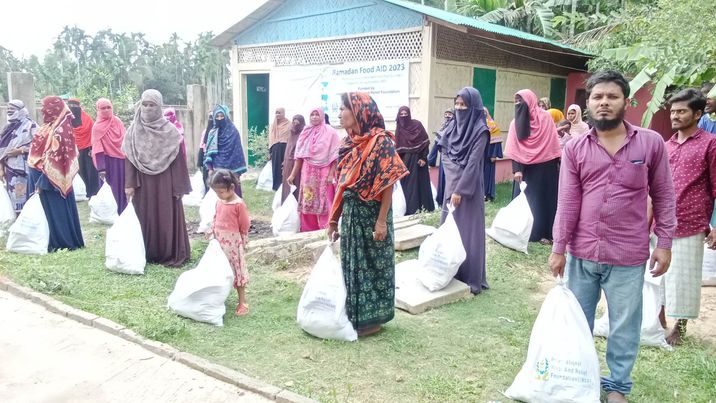 হেল্প কক্সবাজার নামক একটি বেসরকারি অর্গানাইজেশনের ইফতার বিতরণ